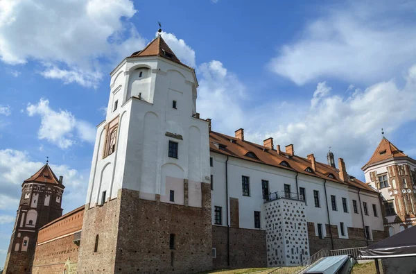 ミールの町の古代中世のミール城複合体 ベラルーシの歴史遺産 夏の名所 — ストック写真
