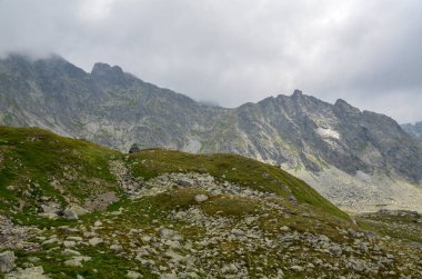 Slovakya, High Tatras 'ta bulutlu gökyüzünün altında dağların güzel, keskin tepeleri.