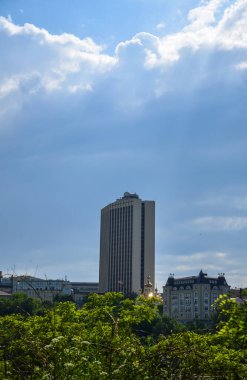 Andriyivvskyy Descent, Kyiv, Ukrayna 'dan Lviv Meydanı' ndaki yüksek binaların görüntüsü