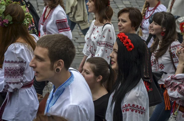 Kyiv Ukraine May 2014年5月17日 身穿乌克兰传统服饰 Vyshyvanka 的人在基辅市中心散步 庆祝Vyshyvanka节 — 图库照片