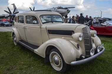 KYIV, UKRAINE 12 Mayıs 2019: Dodge D2 arabası 1932 Old Car Land Festivali sırasında. Sergide yaklaşık 900 eski ve seçkin otomobil, farklı dünya yapımcılarından otobüsler ve motosikletler sunuluyor.