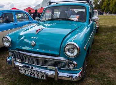 KYIV, UKRAINE ECTOBER 6 2019: Sovyet retro otomobili Moskvitch 402 1957, Old Car Land. Sergide yaklaşık 900 eski ve farklı dünya yapımcısının özel arabası sergileniyor.