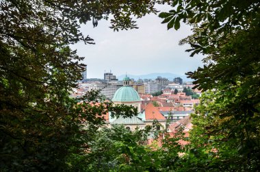 Eski Ljubljana şehri hava manzaralı. Kale parkından Slovenya başkentine bakın..
