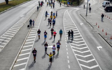 KYIV, UKRAINE - 6 Ekim 2019 Wizz Air City maratonu. Şehir yolunda koşan koşucuların yüksek açılı görüntüsü. kilo kaybı ve kardiyo eğitimi