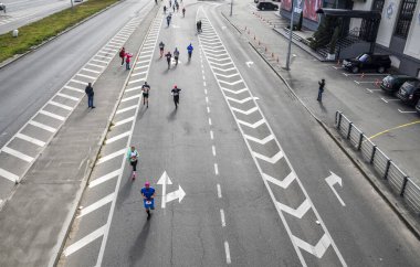 KYIV, UKRAINE - 6 Ekim 2019 Wizz Air City maratonu. Koşucuların hava görüntüsü geniş yol boyunca beyaz işaretli koşu maratonu yapıyor