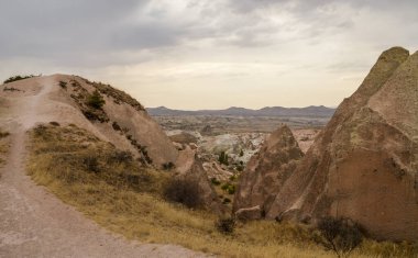 Kapadokya bölgesindeki en çarpıcı vadilerden birine bakın. Kızıl Vadi. İnanılmaz dağ manzarası.