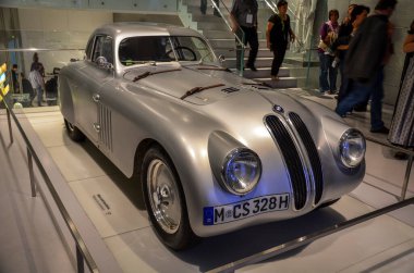 MUNICH, GERMANY - 24 Eylül 2013: Almanya 'nın Münih kentindeki BMW Müzesinde efsanevi araba ve motosiklet modelleri sergisinde gümüş BMW 328 Superleggera Coupe