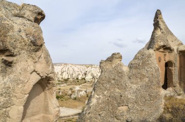 Türkiye 'nin Kapadokya kentindeki tuhaf kaya oluşumları aşınmış güzel, eşsiz kumtaşı şekilleri. Doğa konseptinin güzelliği.