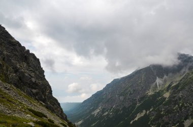 Slovakya 'nın High Tatras kentindeki Misty Peaks' e ve bulutlu dağ manzarasına güzel bir manzara. Maceracı Kavramı