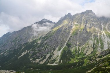 Slovakya 'nın High Tatras kentindeki Misty Peaks' e ve bulutlu dağ manzarasına güzel bir manzara. Maceracı Kavramı