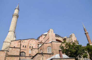 İstanbul 'un en ünlü camilerinden biri olan Ayasofya' ya bakın. Bizans mimarisinin dünyaca ünlü anıtı. 