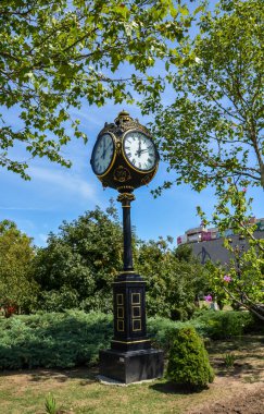 BUCHAREST, ROMANIA - 10 AĞUSTOS 2015: Romanya 'nın Bükreş kentindeki Union Square' de (Piata Unirii) güzel, eski tarz halka açık saat 