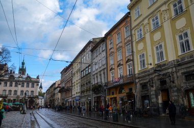 LVIV, UKRAINE - 19 Ekim 2020: Lviv, Ukrayna 'nın tarihi merkezinde Rynok Meydanı' nın eski renkli binaları