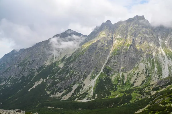 Prachtig Landschap Naar Misty Pieken Bewolkt Berglandschap Tijdens Dag Hoge — Stockfoto