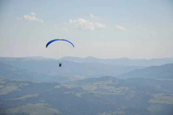 Parapente Vuela Cielo Sobre Las Montañas Día Soleado Brillante Parapente — Foto de Stock