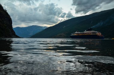 Büyük yolcu gemisi Flam limanından ayrılıyor. İskandinavya 'nın güzel doğası. Fiyort manzarasının manzarası. 