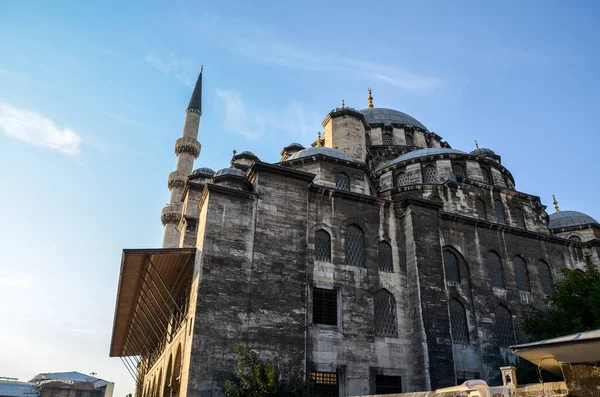 İstanbul 'un Eminonu ilçesindeki Golden Horn seti üzerinde yer alan Yeni Cami veya Yeni Cami. İstanbul 'un en bilinen manzaralarından biri..