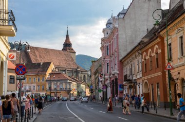 BRASOV, ROMANIA - 15 Ağustos 2015: Transilvanya 'nın eski Brasov kentinde sokaktaki insanlar. Ünlü turizm beldesi.