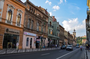 BRASOV, ROMANIA - 15 Ağustos 2015: Transilvanya 'nın eski Brasov kentinde sokaktaki insanlar. Ünlü turizm beldesi.