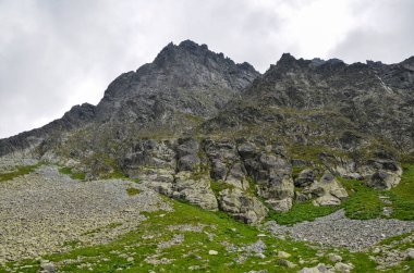 Slovakya 'nın High Tatras kentindeki Misty Peaks' e ve bulutlu dağ manzarasına güzel bir manzara. Maceracı Kavramı