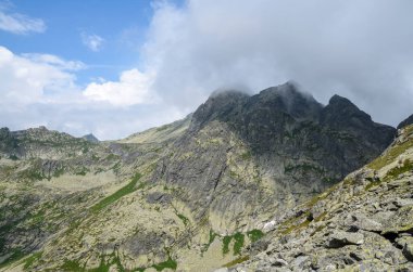 Slovakya 'nın High Tatras kentindeki bulutlarla kaplı keskin kayalık dağların manzarası 