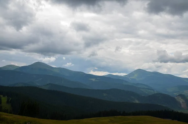 Panorama Vista Cumes Cume Montanhas Cobertas Com Floresta Verde Sob — Fotografia de Stock