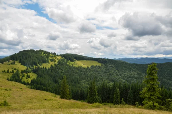 Landschaftlich Reizvolle Landschaft Mit Grünen Bergen Und Grasbewachsenen Wiesen Tal — Stockfoto