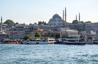 İSTANBUL, TURKEY - 14 Ağustos 2015: Süleyman 'ın Altın Boynuz, İstanbul, Türkiye' de görüldüğü şehir silueti