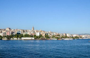 Eski İstanbul 'un sembollerinden biri olan deniz kıyısından yükselen Galata Kulesi' nin manzarası, Türkiye 'nin Altın Boynuz manzarası