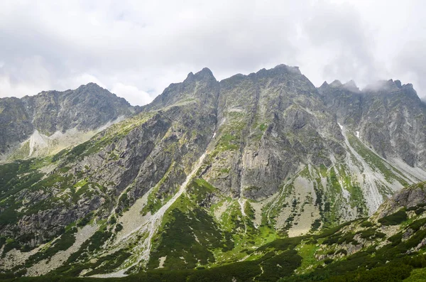 Ορεινό Τοπίο Ψηλά Βουνά Στα Χαμηλά Σύννεφα Φύση Των Βουνών — Φωτογραφία Αρχείου
