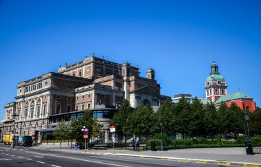 STOCKHOLM, SWEDEN 25 Temmuz 2014: İsveç kraliyet operası (Kungliga Operası) ve İsveç 'in Stockholm kentindeki Saint Jacob kilisesi ile şehir merkezinin güzel manzarası