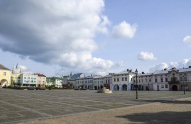 Ukrayna 'nın Lviv bölgesindeki tarihi Zhovkva kentinde pazar meydanına bakın. Turizm merkezi, seyahat