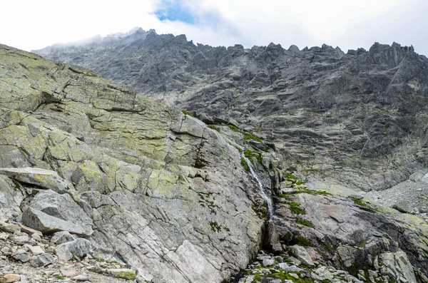 Vista Panorámica Las Montañas Rocosas Cubiertas Nubes High Tatras Eslovaquia — Foto de Stock