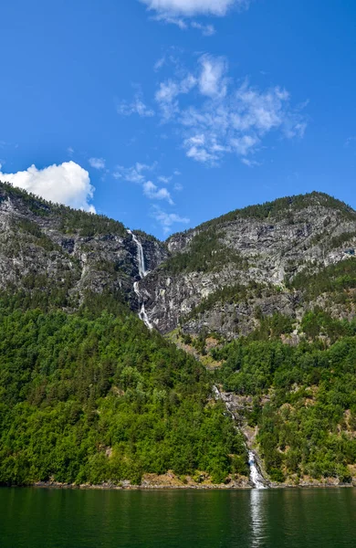 Deniz seyahati boyunca fiyortların manzarası ve sakin manzarası. Flam Norveç güneşli bir günde çekildi.