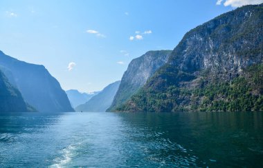 Deniz seyahati boyunca fiyortların manzarası ve sakin manzarası. Flam Norveç güneşli bir günde çekildi.