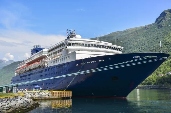 Enorme Cruiseschip Zeehaven Van Flam Prachtig Landschap Met Fjorden Achtergrond Rechtenvrije Stockfoto's