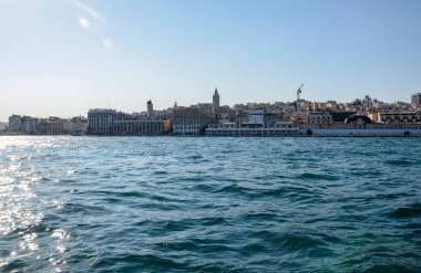 Eski İstanbul 'un sembollerinden biri olan deniz kıyısından yükselen Galata Kulesi' nin manzarası, Türkiye 'nin Altın Boynuz manzarası