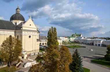 Ukrayna 'nın Lviv bölgesindeki tarihi Zhovkva kentinde pazar meydanına bakın. Turizm merkezi, seyahat