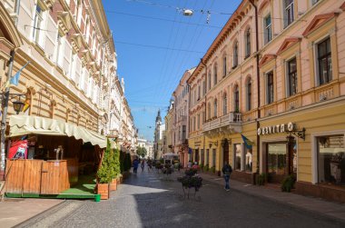 CHERNIVTSI, UKRAINE - 09 Ağustos 2015: Olga Kobylianska adındaki yaya sokağı şehir merkezinde en sevilen tatil yeridir. Chernivtsi, Ukrayna