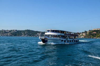 İstanbul 'da Altın Boynuz ve Boğaz boyunca seyahat eden yolcu gemileri 