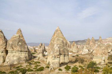 Türkiye 'nin Kapadokya Vadisi' ndeki antik aşınmış beyaz ve pembe kumtaşı oluşumlarının güzel manzarası