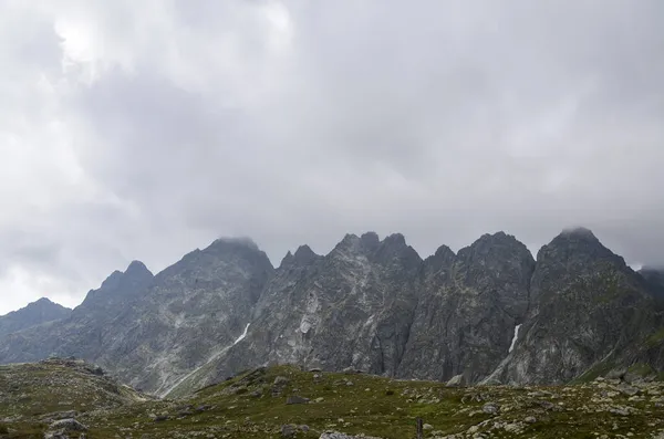 スロバキアの山の風景 岩の多い山の谷と国立公園で曇りの空と岩を登る高タトラ — ストック写真