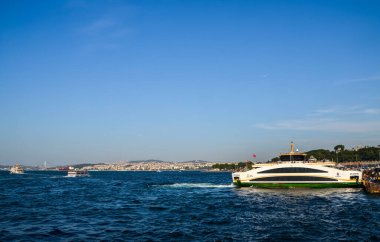 İSTANBUL, TURKEY - 13 Ağustos 2015: İstanbul Boğazındaki İstanbul Boğazı yolcu beyaz feribotu, Türkiye
