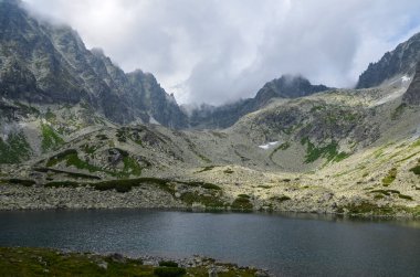 Güzel dağ gölü Batizovske Pleso, çevresindeki tepeler ve yüksek Tatras dağlarının en yüksek zirvesi Gerlachovsky Stit. Slovakya