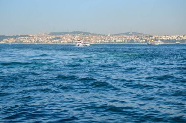 İstanbul 'un İstanbul kenti Türkiye' nin zeminine karşı İstanbul Boğazı boyunca gemiler ve eğlence gemileri yelken açıyor