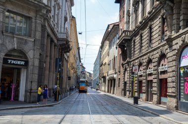 MILAN, ITALY - 25 Haziran 2017: Antik binaları, dükkanları, butikleri, kafeleri ve restoranları olan ana cadde