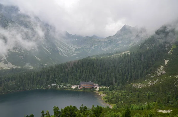 Popradske Pleso Bergmeer Gelegen Hoge Tatra Bergketen Slowakije Verbazingwekkend Landschap — Stockfoto
