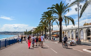 Nazik, FRANCE - 28 Haziran 2017: Avrupa 'nın en güzel ve bilinen setlerinden biri olan Nice' teki İngiliz gezinti güvertesi (gezinti güvertesi) boyunca yürüyen insanlar