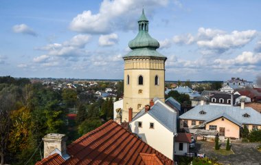 Kalenin bir kısmı savunma kulesi, bugün ise çan kulesi. Ukrayna 'nın Lviv bölgesindeki Zhovkva şehrindeki Küçük Eğik Pisa Kulesi olarak adlandırılır.