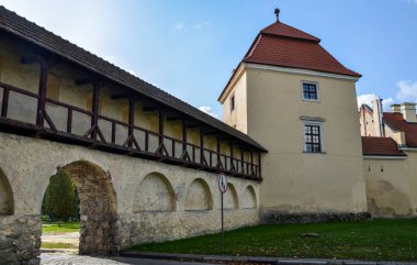 Savunma duvarları ve Zhovkva 'daki antik şatonun Zvirynetska Kapısı, Lviv bölgesi, Ukrayna